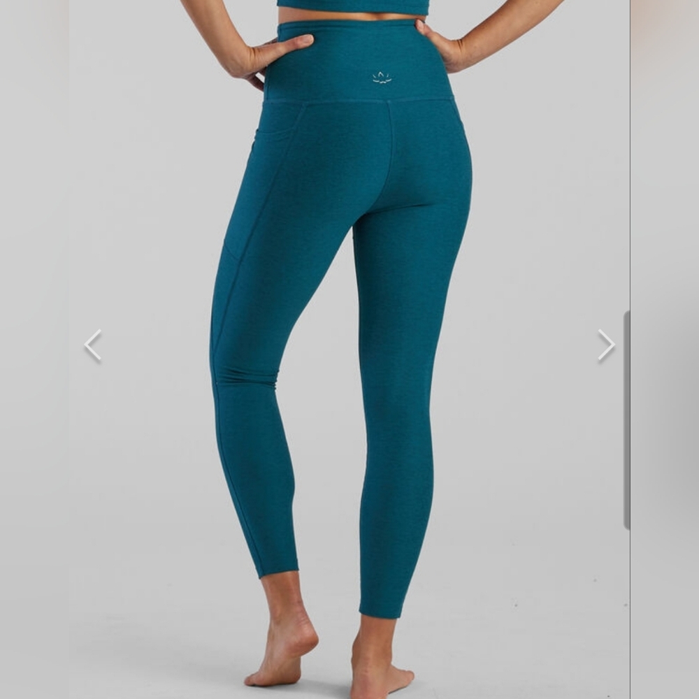 Beyond Yoga midi pocket leggings